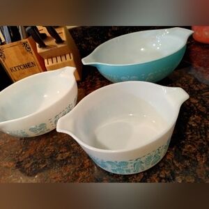 Pyrex casserole dishes feat Blue Amish butter print
